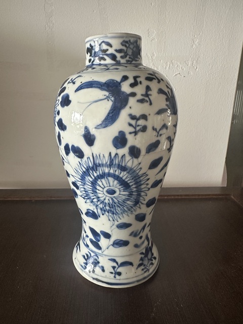古玩陶瓷花鳥蝶紋青花雞腿蓋瓶真品鑒賞圖