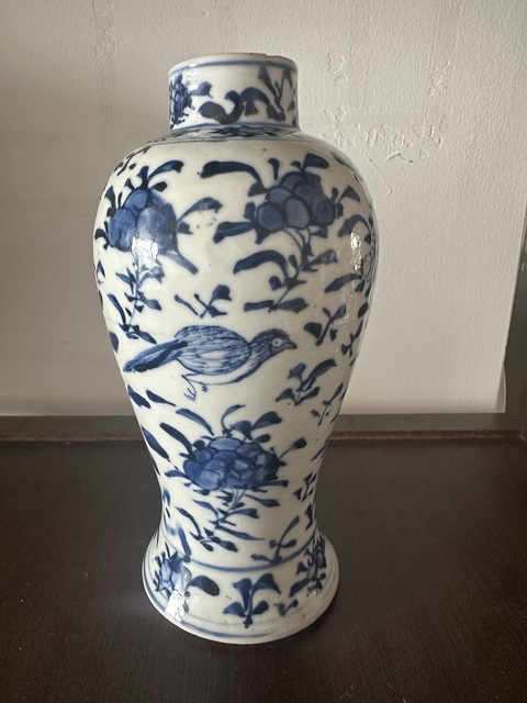 古玩陶瓷花鳥蝶紋青花雞腿蓋瓶真品鑒賞圖
