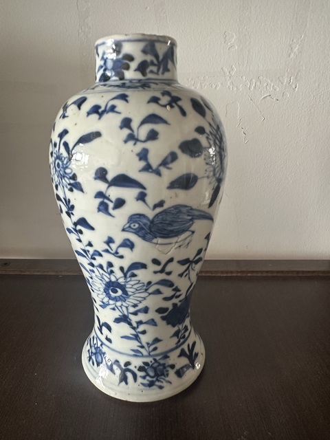 古玩陶瓷花鳥蝶紋青花雞腿蓋瓶真品鑒賞圖
