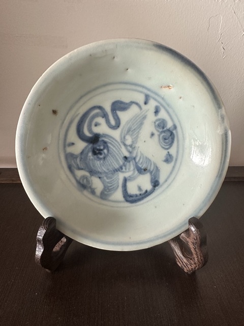 古玩陶瓷飄帶繡球獅子紋青花盤真品鑒賞圖
