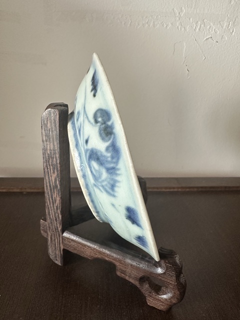 古玩陶瓷飄帶繡球獅子紋青花盤真品鑒賞圖