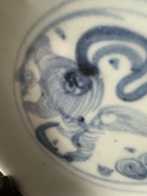 古玩陶瓷飄帶繡球獅子紋青花盤真品鑒賞圖