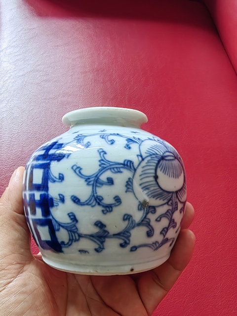 古玩陶瓷纏枝花囍字紋青花水盂真品鑒賞圖