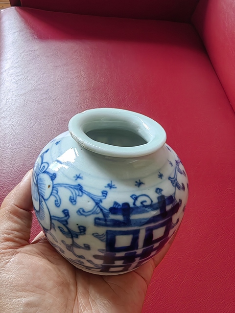 古玩陶瓷纏枝花囍字紋青花水盂真品鑒賞圖