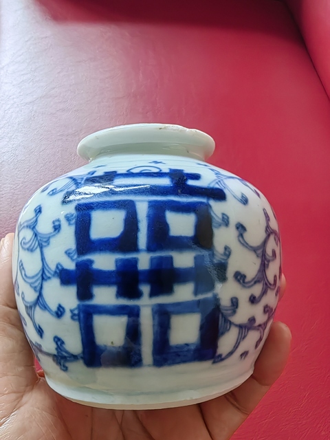 古玩陶瓷纏枝花囍字紋青花水盂真品鑒賞圖