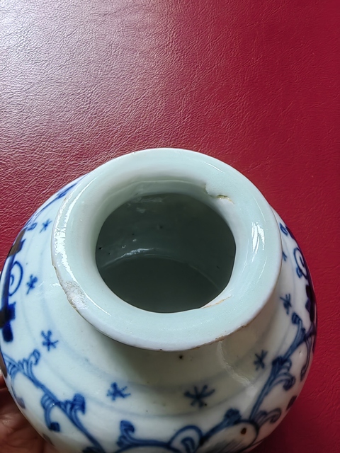 古玩陶瓷纏枝花囍字紋青花水盂真品鑒賞圖