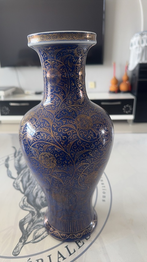 古玩陶瓷霽藍(lán)釉描金花卉盤口瓶真品鑒賞圖