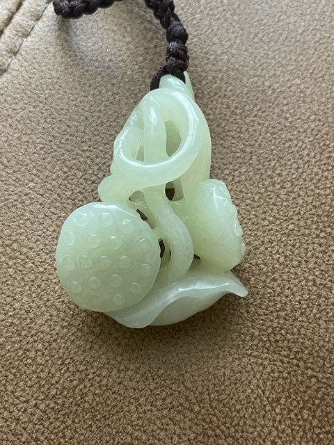 古玩玉器和田玉雕“蓮蓬”掛件真品鑒賞圖
