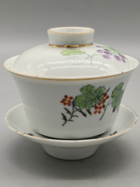 古玩陶瓷葡萄紋三才蓋碗真品鑒賞圖
