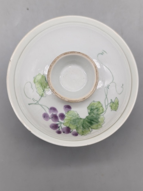 古玩陶瓷葡萄紋三才蓋碗真品鑒賞圖