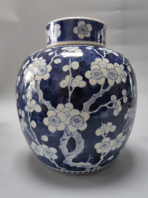 古玩陶瓷青花留白冰梅紋蓋罐真品鑒賞圖