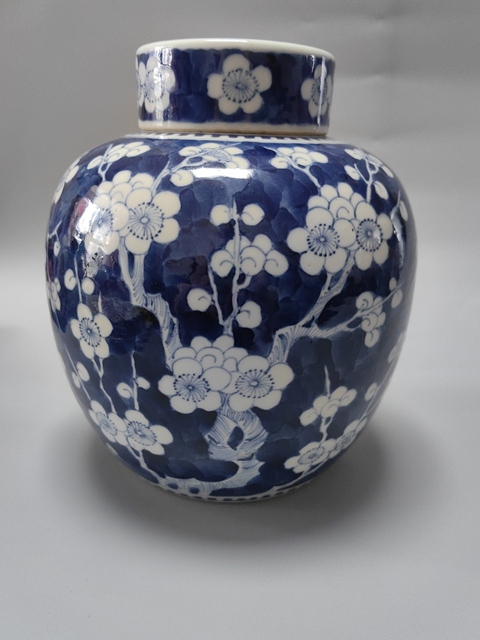 古玩陶瓷青花留白冰梅紋蓋罐真品鑒賞圖