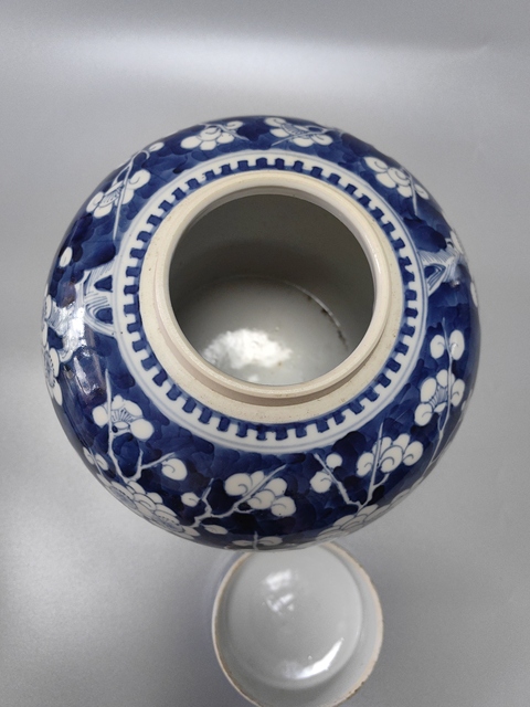 古玩陶瓷青花留白冰梅紋蓋罐真品鑒賞圖