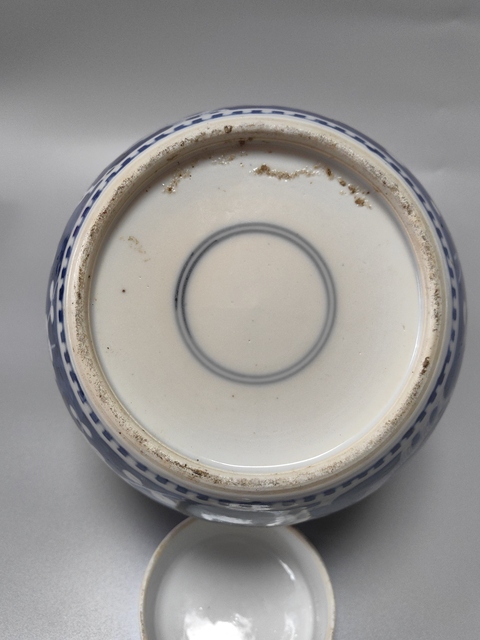 古玩陶瓷青花留白冰梅紋蓋罐真品鑒賞圖