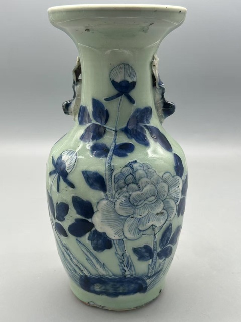 古玩陶瓷豆青釉青花瓶真品鑒賞圖