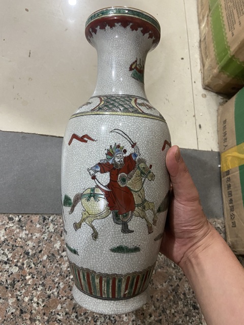 古玩陶瓷哥釉粉彩人物紋盤口瓶真品鑒賞圖