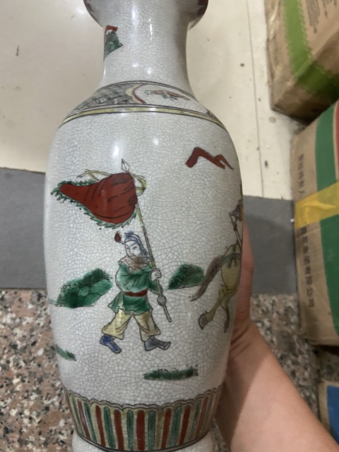 古玩陶瓷哥釉粉彩人物紋盤口瓶真品鑒賞圖