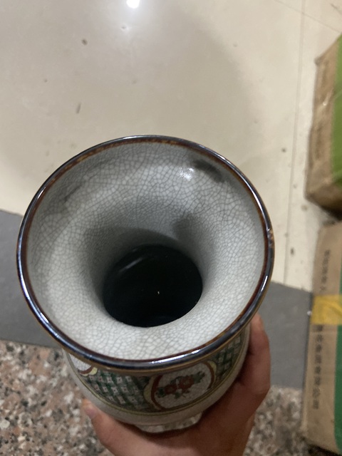 古玩陶瓷哥釉粉彩人物紋盤口瓶真品鑒賞圖