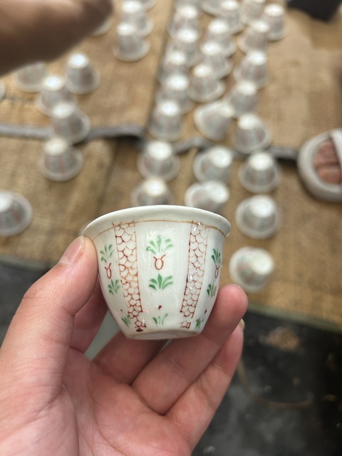 古玩陶瓷創匯時期紅綠彩杯真品鑒賞圖