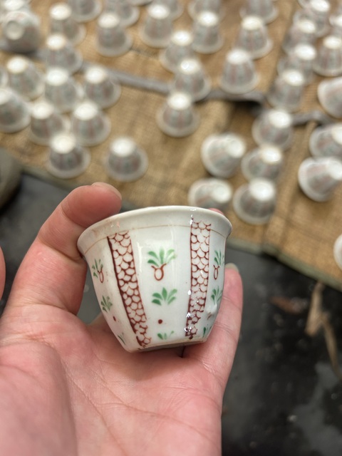 古玩陶瓷創匯時期紅綠彩杯真品鑒賞圖