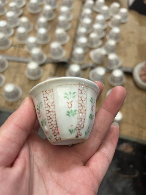 古玩陶瓷創匯時期紅綠彩杯真品鑒賞圖
