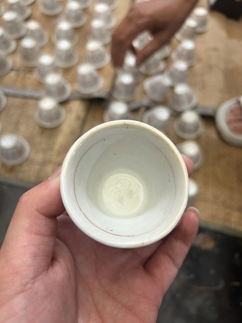 古玩陶瓷創匯時期紅綠彩杯真品鑒賞圖