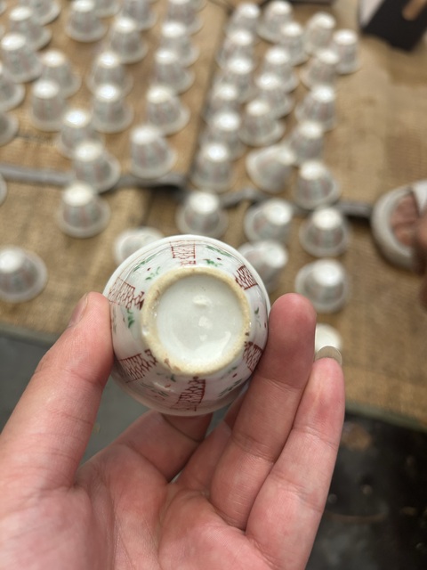 古玩陶瓷創匯時期紅綠彩杯真品鑒賞圖