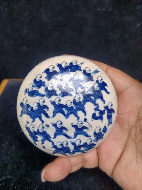 古玩陶瓷晚清煨瓷百子?jì)霊蚣y青花蓋盒拍賣，當(dāng)前價(jià)格5000元