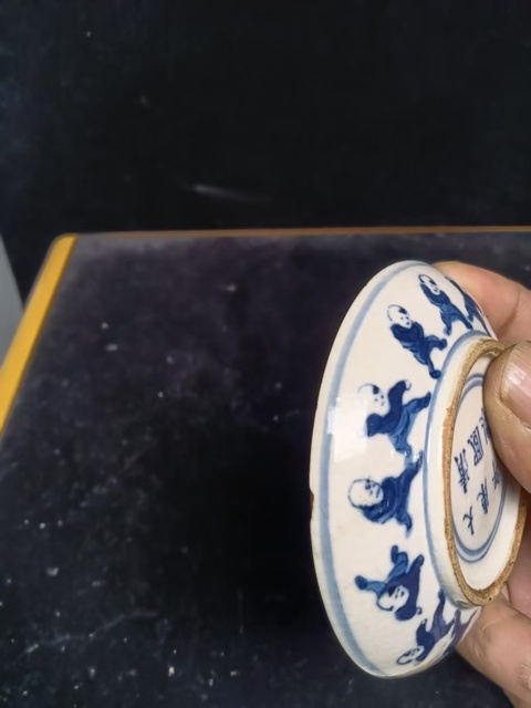 古玩陶瓷晚清煨瓷百子?jì)霊蚣y青花蓋盒拍賣，當(dāng)前價(jià)格5000元