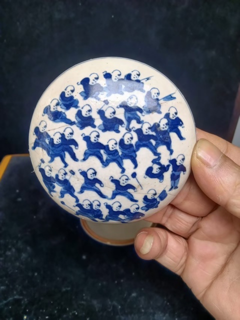 古玩陶瓷晚清煨瓷百子?jì)霊蚣y青花蓋盒拍賣，當(dāng)前價(jià)格5000元