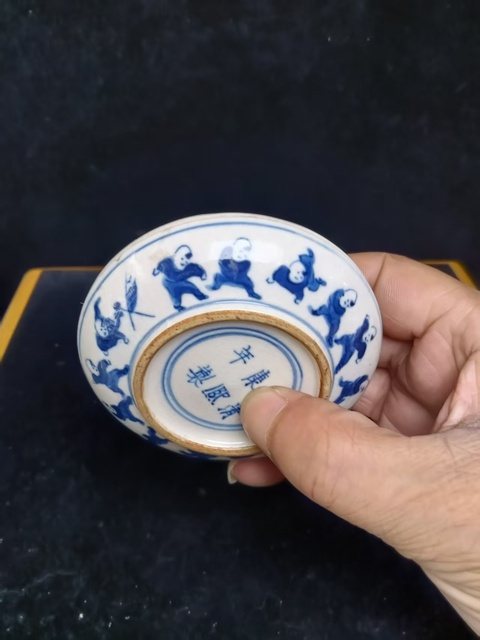 古玩陶瓷晚清煨瓷百子?jì)霊蚣y青花蓋盒拍賣，當(dāng)前價(jià)格5000元