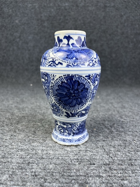 古玩陶瓷青花團花紋雞腿瓶真品鑒賞圖