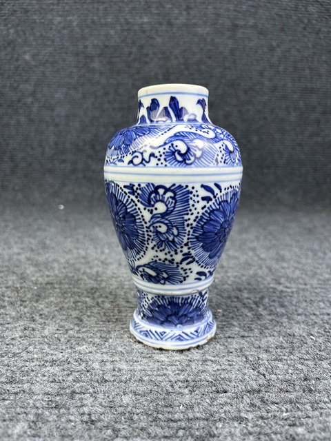 古玩陶瓷青花團花紋雞腿瓶真品鑒賞圖