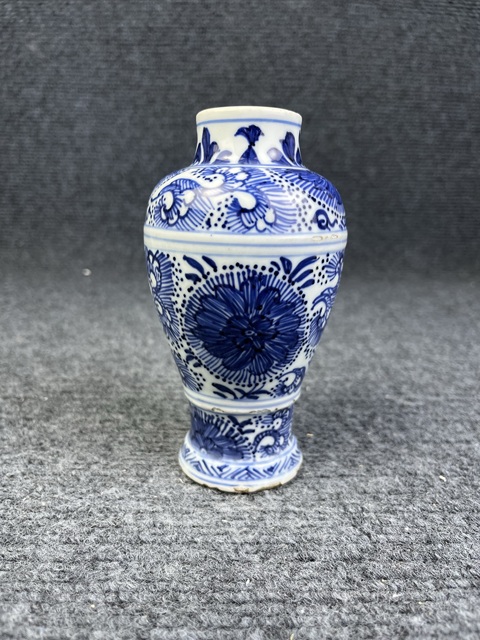 古玩陶瓷青花團花紋雞腿瓶真品鑒賞圖