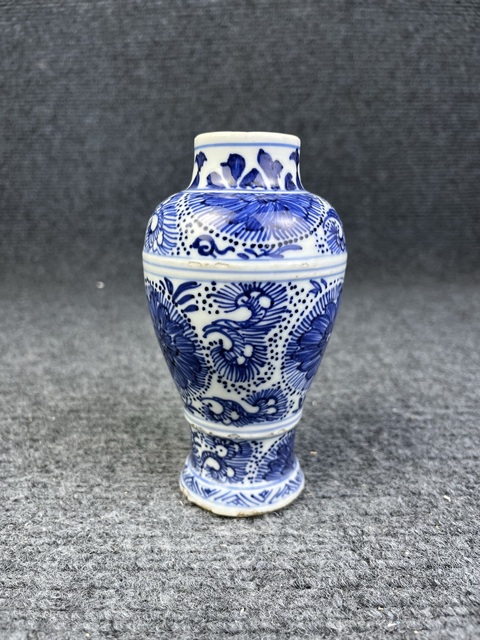 古玩陶瓷青花團花紋雞腿瓶真品鑒賞圖