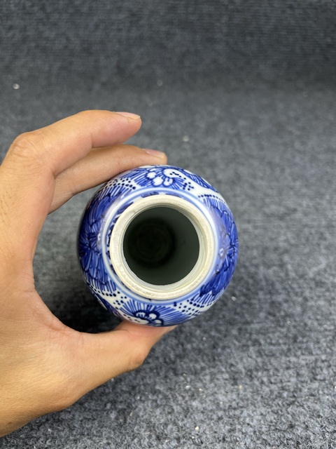 古玩陶瓷青花團花紋雞腿瓶真品鑒賞圖