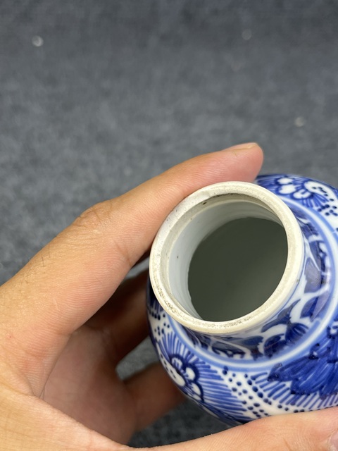 古玩陶瓷青花團花紋雞腿瓶真品鑒賞圖