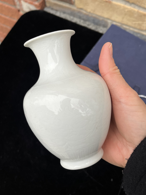 古玩陶瓷白釉暗刻花卉紋撇口瓶真品鑒賞圖
