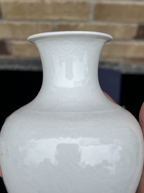 古玩陶瓷白釉暗刻花卉紋撇口瓶真品鑒賞圖