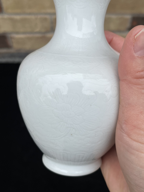 古玩陶瓷白釉暗刻花卉紋撇口瓶真品鑒賞圖