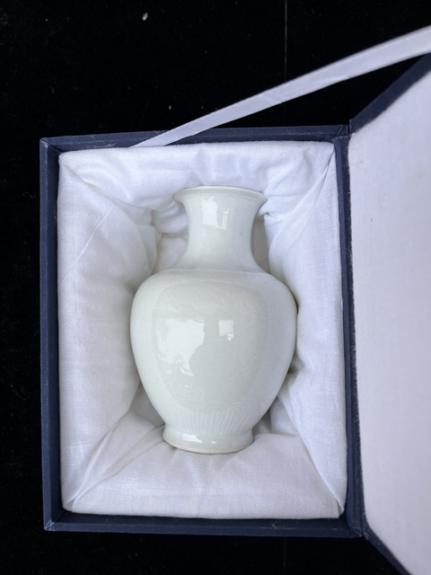 古玩陶瓷白釉暗刻花卉紋撇口瓶真品鑒賞圖