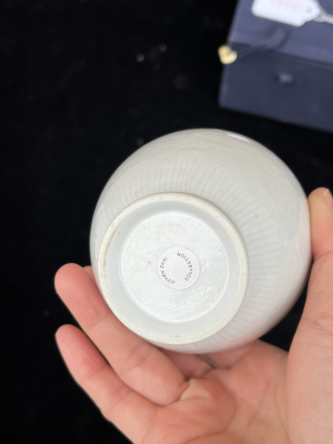 古玩陶瓷白釉暗刻花卉紋撇口瓶真品鑒賞圖