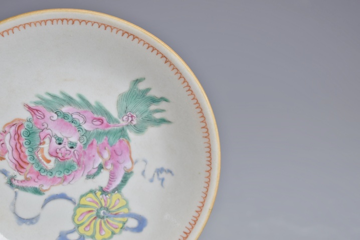古玩陶瓷清中期粉彩獅子繡球紋盤拍賣，當前價格1500元