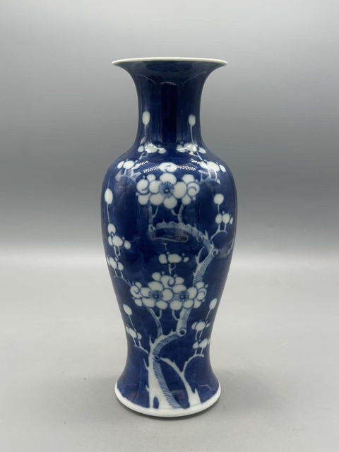 古玩陶瓷青花留白冰梅紋觀音瓶真品鑒賞圖