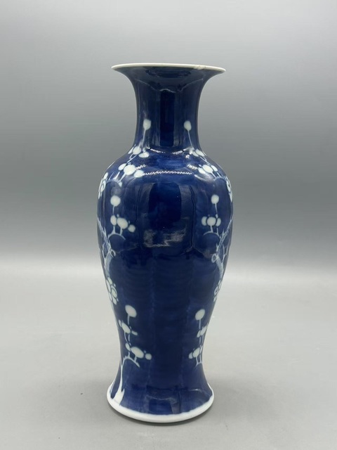 古玩陶瓷青花留白冰梅紋觀音瓶真品鑒賞圖