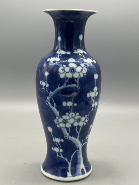 古玩陶瓷青花留白冰梅紋觀音瓶真品鑒賞圖