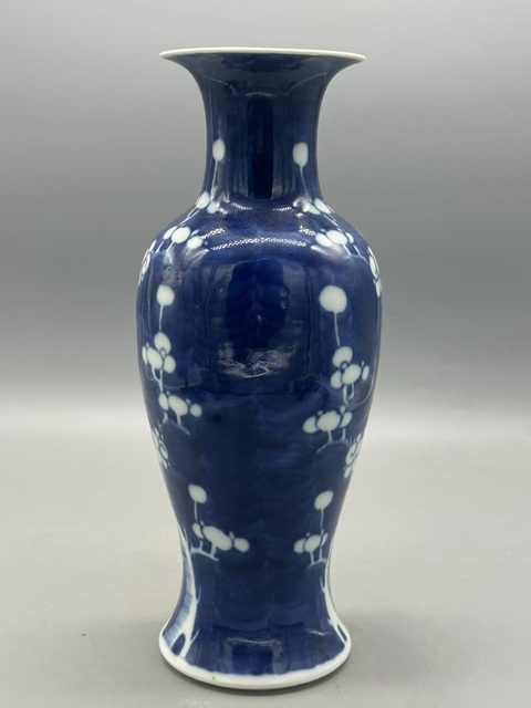 古玩陶瓷青花留白冰梅紋觀音瓶真品鑒賞圖