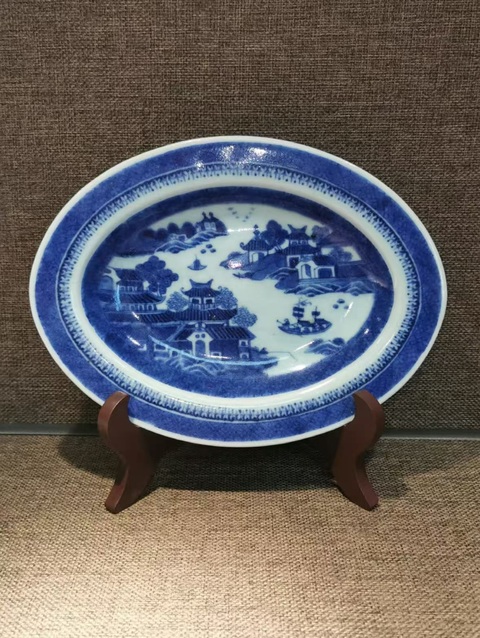 古玩陶瓷樓臺亭閣山水紋青花盤真品鑒賞圖