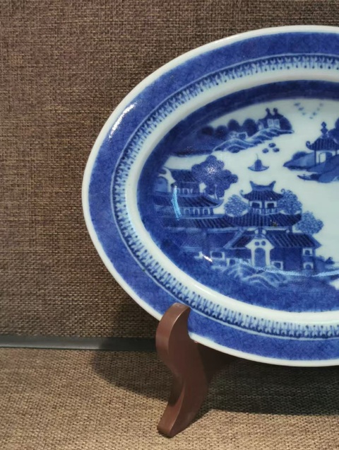 古玩陶瓷樓臺亭閣山水紋青花盤真品鑒賞圖