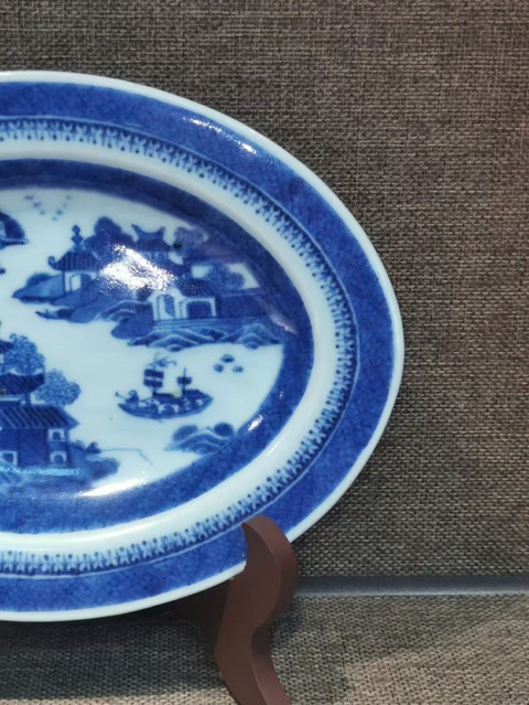 古玩陶瓷樓臺亭閣山水紋青花盤真品鑒賞圖